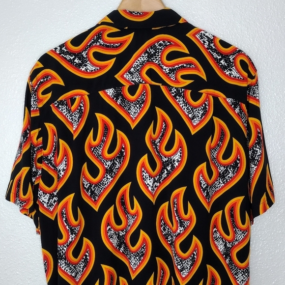 NWT Urban Outfitters Men's Flames Print Short Sleeve Casual Button Down Shirt - Picture 5 of 12